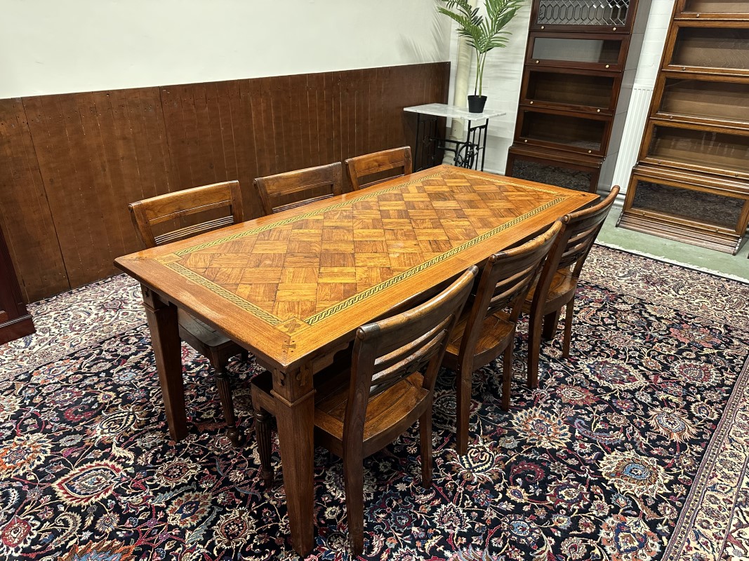 Foto antieke eettafel met inlegwerk en stoelen eikenhout