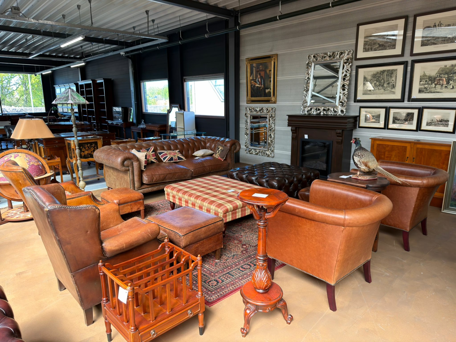 Sfeerbeeld van showroom met zitmeubelen
