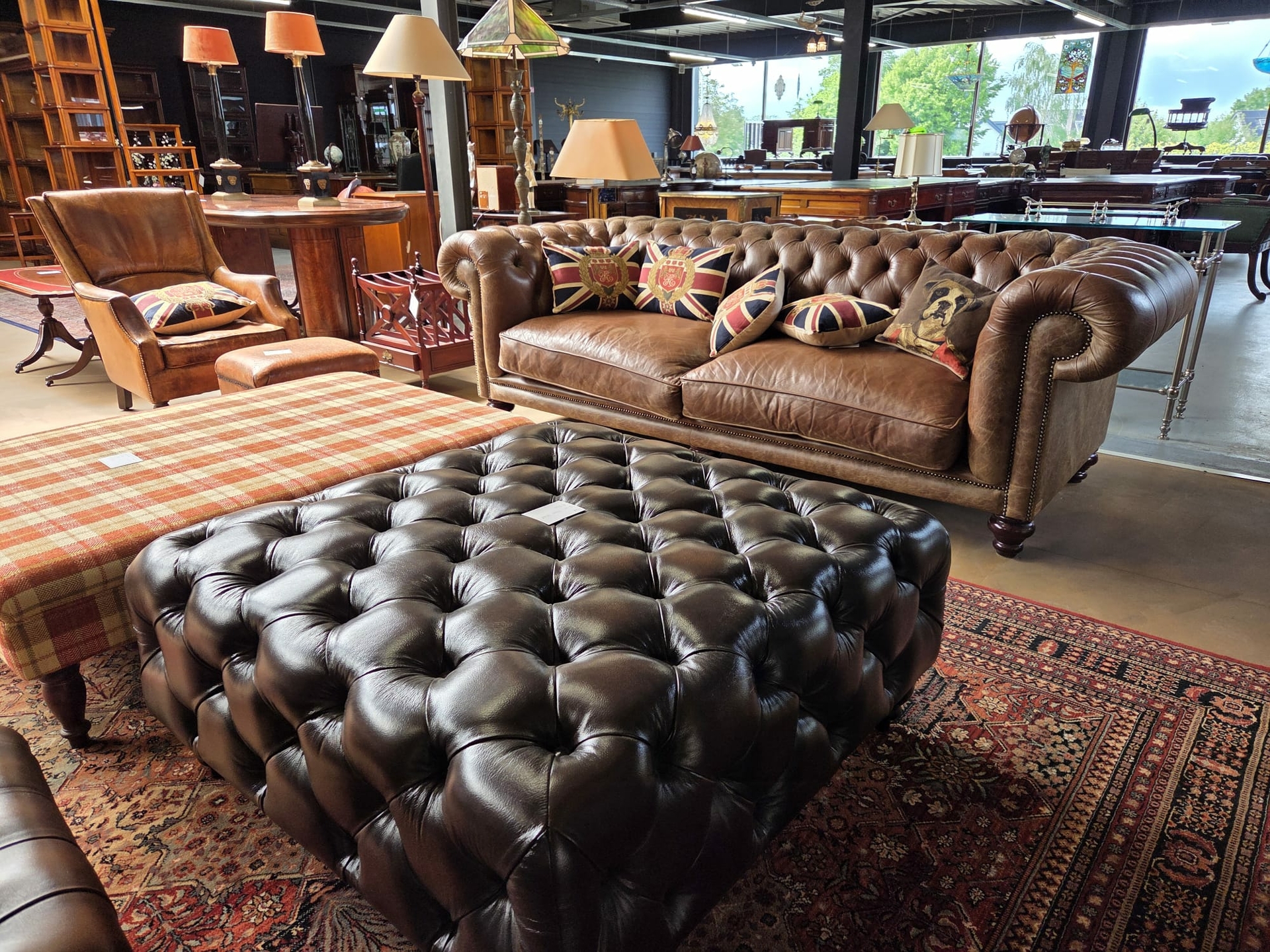 Sfeerbeeld showroom met zitmeubelen
