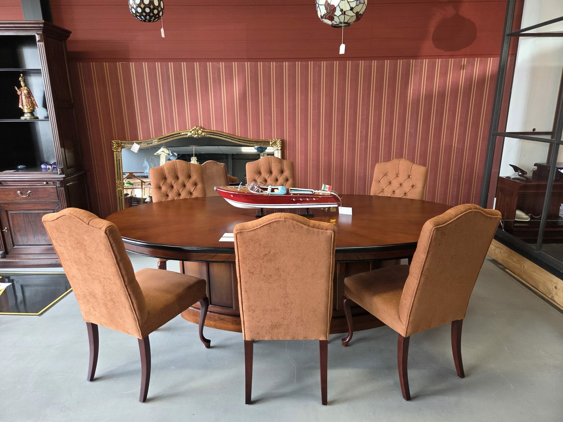 Sfeerbeeld showroom met vergadertafel en stoelen