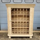Landelijke houten kast met smeedijzeren deur