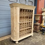 Landelijke houten kast met smeedijzeren deur