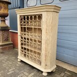 Landelijke houten kast met smeedijzeren deur