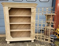 Landelijke houten kast met smeedijzeren deur