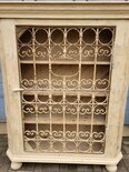 Landelijke houten kast met smeedijzeren deur