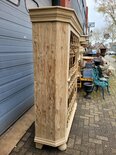 Landelijke houten kast met smeedijzeren deur