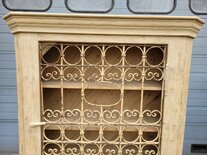 Landelijke houten kast met smeedijzeren deur