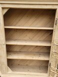 Landelijke houten kast met smeedijzeren deur