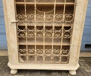 Landelijke houten kast met smeedijzeren deur