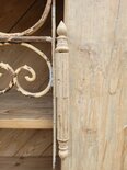 Landelijke houten kast met smeedijzeren deur