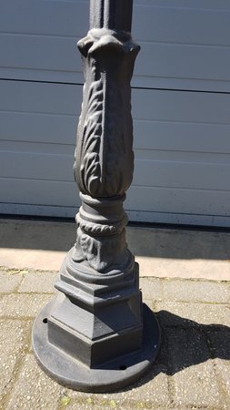 Gietijzeren lantaarnpaal Leliemast groot met gietijzeren zeskant kap