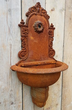 Gietijzeren wandfontein muurfontein
