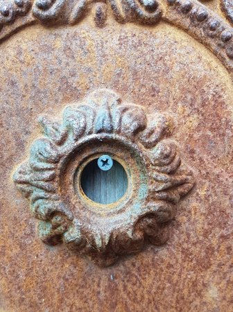 Gietijzeren wandfontein muurfontein
