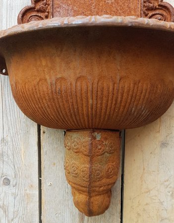 Gietijzeren wandfontein muurfontein