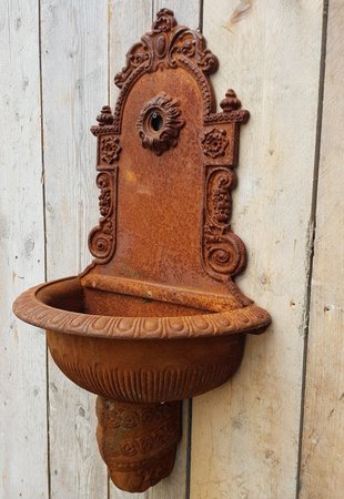 Gietijzeren wandfontein muurfontein