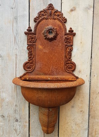 Gietijzeren wandfontein muurfontein