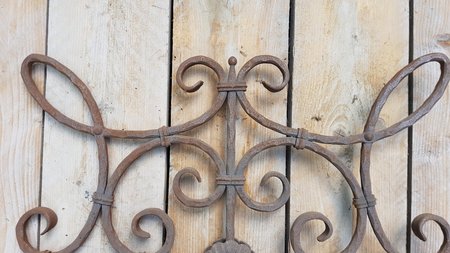 Groot dubbelzijdig smeedijzeren ornament met bloem en krullen - OS55