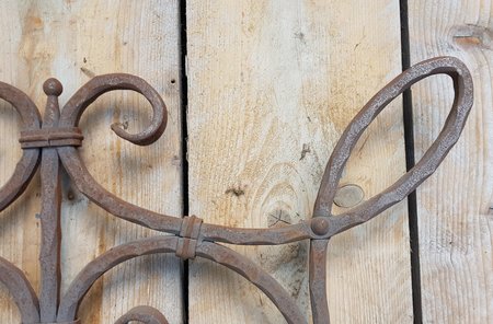 Groot dubbelzijdig smeedijzeren ornament met bloem en krullen - OS55