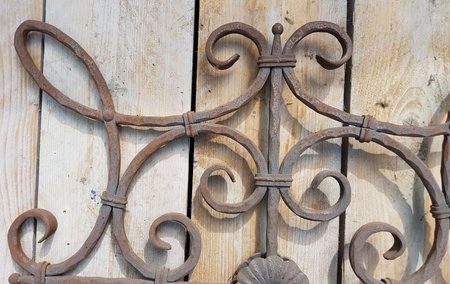 Groot dubbelzijdig smeedijzeren ornament met bloem en krullen - OS55
