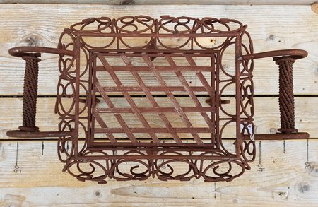 Brocante Franse smeedijzeren mand met deksel