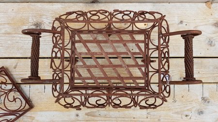 Brocante Franse smeedijzeren mand met deksel