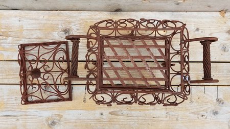 Brocante Franse smeedijzeren mand met deksel