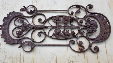 Groot smeedijzeren ornament met bloemen - OS90