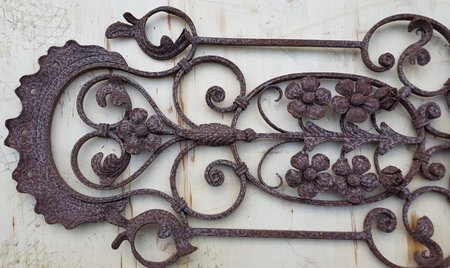 Groot smeedijzeren ornament met bloemen - OS90