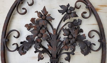 Ovaal smeedijzeren ornament met bloemen - OS84