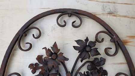 Ovaal smeedijzeren ornament met bloemen - OS84