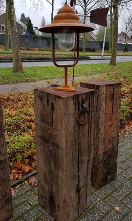 Robuuste cortenstaal lantaarn voor op een meerpaal