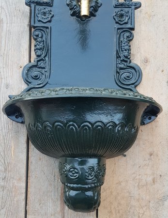 Klassieke gietijzeren wandfontein zwart of donkergroen