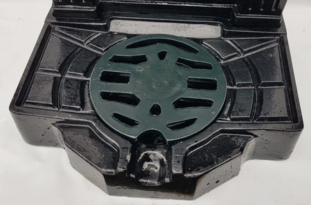 Staande aluminium fontein met koperen kraan