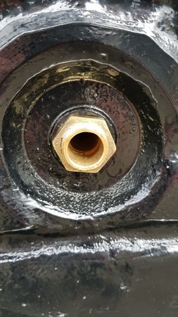 Staande aluminium fontein met koperen kraan