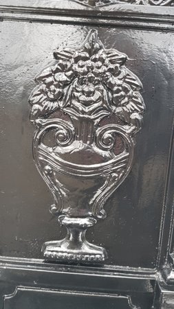 Staande aluminium fontein met koperen kraan