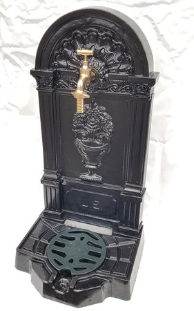 Staande aluminium fontein met koperen kraan