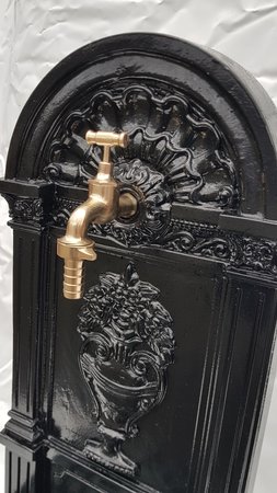 Staande aluminium fontein met koperen kraan