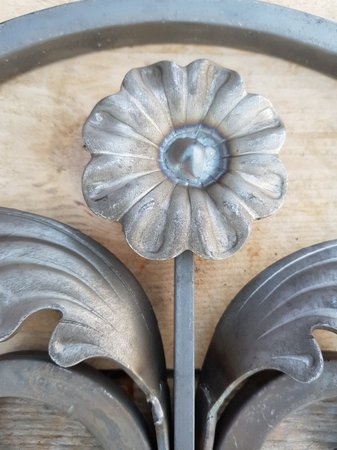 Smeedijzeren ornament met bloem - OS58