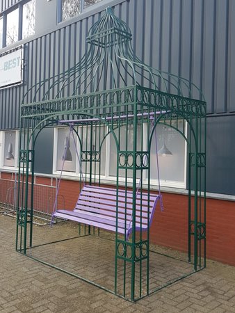 Klassiek prieel met schommelbank