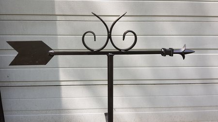 Grote smeedijzeren windwijzer met pijl