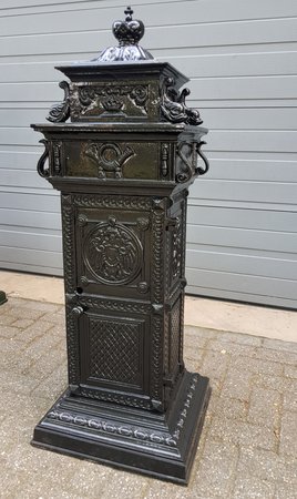 Grote klassieke brievenbus zwart