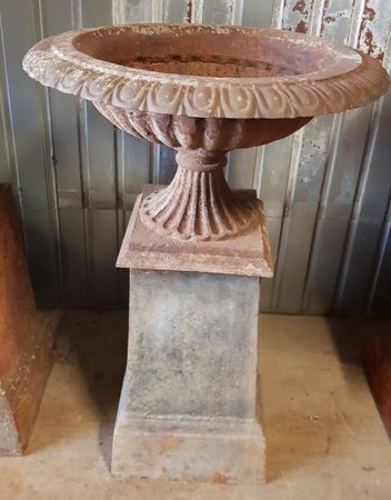 Brocante gietijzeren tuinvaas op voet