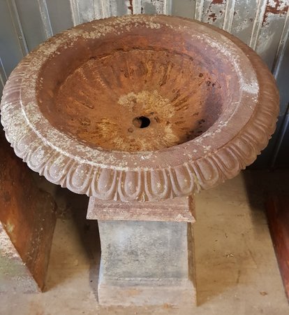 Brocante gietijzeren tuinvaas op voet