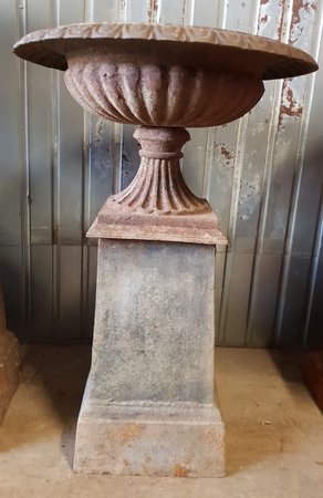 Brocante gietijzeren tuinvaas op voet