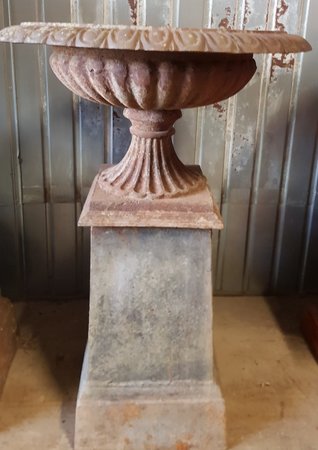 Brocante gietijzeren tuinvaas op voet