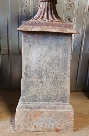 Brocante gietijzeren tuinvaas op voet
