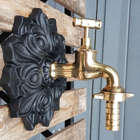 Messing buitenkraan met gietijzeren muurplaat