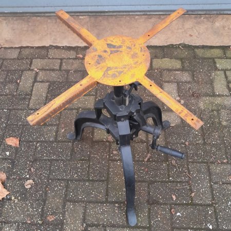 In hoogte verstelbare gietijzeren tafelpoot