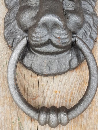 Grote gietijzeren deurklopper Leeuw