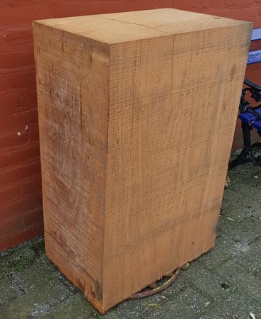 Grote hardhouten sokkel